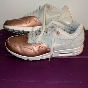 SIZE 8 WOMENS NIKE AIR